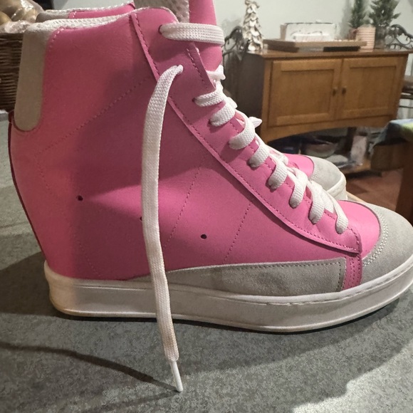 Cynthia Richard Fearless Barbie Wedge - Picture 2 of 4